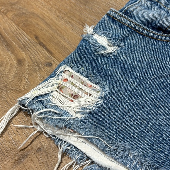 Levi’s Vintage Distressed Reworked Shorts - Picture 5 of 10